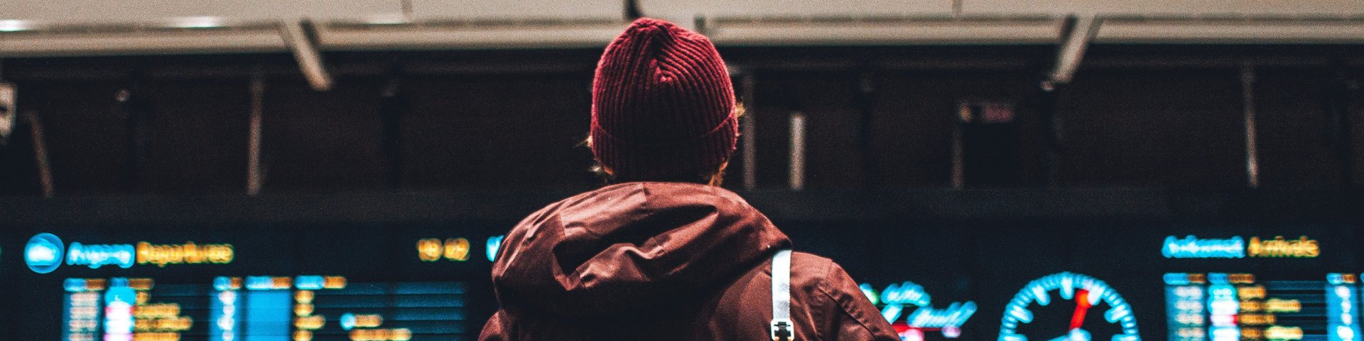 Reisende Person am Flughafen