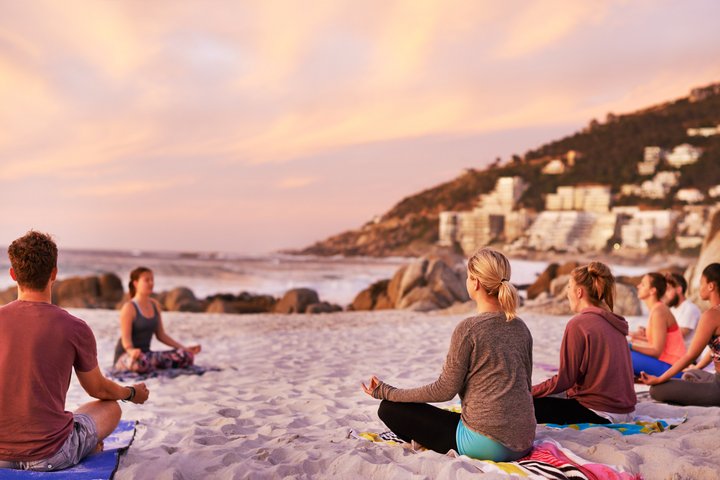 Yoga-Gruppe am Strand